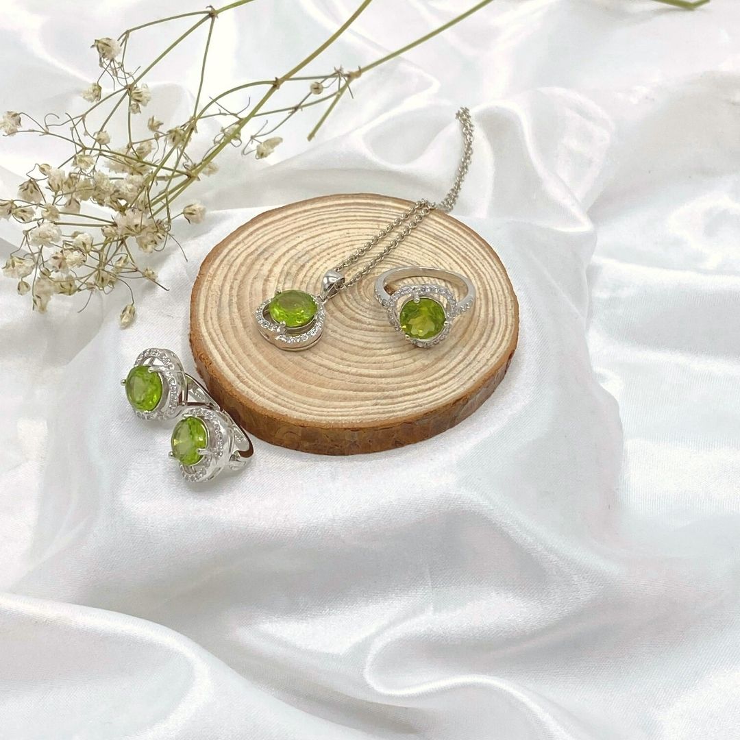 NATURAL PERIDOT SET - PURE SILVER - SENSATION Pakistan