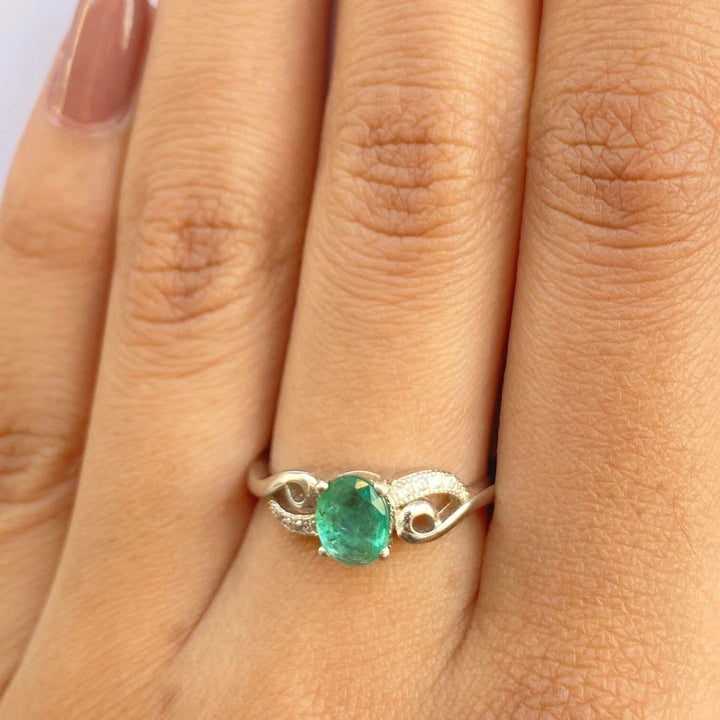 NATURAL EMERALD - LOVE KNOT - SENSATION Pakistan