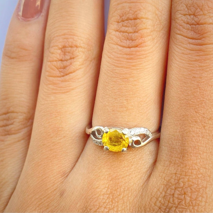 NATURAL YELLOW SAPPHIRE - LOVE KNOT - SENSATION Pakistan